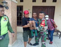 Sigap..!! Babinsa Kepatihan Wetan Bantu Evakuasi Warganya Yang Sedang Sakit
