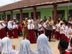 Kunjungi SDN 1 Bareng, Kapolres Ponorogo Berikan Edukasi Larangan Bullying