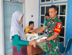 Pastikan Terealisasi Dengan Baik, Babinsa Koramil 0801/01 Pacitan Dampingi Penyaluran Bantuan Beras