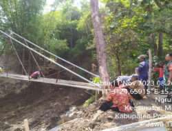 Peduli Keselamatan Warga, Babinsa Kodim 0802/Ponorogo Ikut Kerja Bakti Bongkar Jembatan Rusak