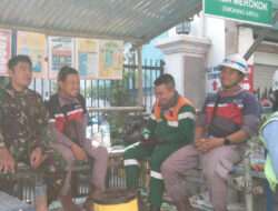 Sembari Komsos Dengan Pekerja Proyek, Babinsa Banjarsari Ingatkan Faktor Keamanan Setiap Bekerja