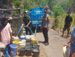 Kekeringan Masih Melanda, Babinsa Koramil 0801/11 Bersama Pihak Terkait Salurkan Bantuan Air Bersih