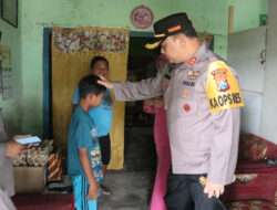 Polres Blitar Salurkan Bansos Bagi Anak Penderita Atresia