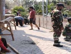 Bersama Membangun Desa, Babinsa Kodim 0802/Ponorogo Buat Pagar Pos Kamling