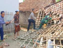 Sinergitas Polisi bersama TNI dan Warga Bersihkan Rumah Roboh Akibat Angin Kencang di Sampang
