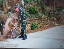 Bantu Warga Urug Berem Jalan, Partisipasi Babinsa Kodim 0802/Ponorogo Sukseskan Pembangunan Desa