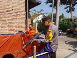 Tangani Dampak Kemarau Panjang Polisi dan BPBD Kota Blitar Rutin Droping Air Bersih Bantu Warga