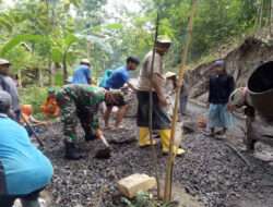 Dukung Pembangunan Wilayah Binaan, Babinsa Bersama Warga Gotong Royong Pengecoran jalan