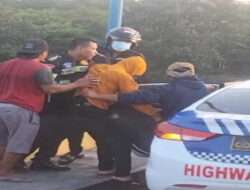 Aksi Heroik Polisi Selamatkan Seorang Laki – laki Hendak Bunuh Diri di Jembatan Semampir Kota Kediri