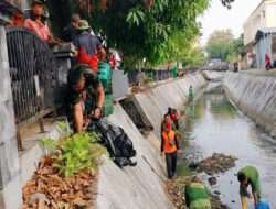 Gandeng Relawan Dan Instansi Terkait, Koramil 02/ Banjarsari Laksankan Kerja Bakti Bersih -bersih Bantaran Sungai