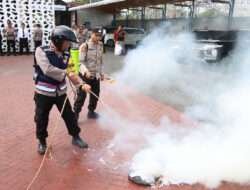 Di Trenggalek Polisi Inovatif Padamkan Karhutla pada Ketinggian Pakai Alat Damkar Mini Pakai Motor