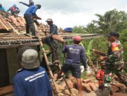 Ditengah Kesibukannya, Babinsa Karangtengah Sempatkan Bantu Bangun Rumah Warga
