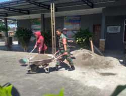 Jaga Lingkungan Tetap Bersih Babinsa Bantu Perangkat Desa Pembersihan Kantor Desa