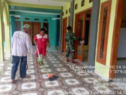Jaga Kebersihan Tempat Ibadah, Babinsa Kodim 0802/Ponorogo Bantu Warga Bersihkan Mushala