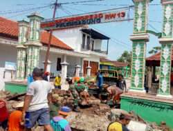 Babinsa dan Warga Bahu membahu Bangun Gapura Desa