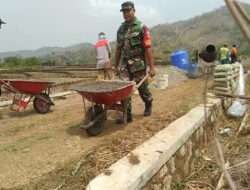 Permudah Warga Bawa Hasil Panen, Babinsa Kulurejo Gotong-Royong Bersama Warga Bantu Bangun Jalan Usaha Tani