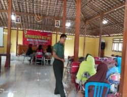 Selalu Hadir Ditengah Masyarakat, Babinsa Talunombo Berikan Pendampingan Warga Saat Terima Bantuan