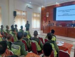 Danramil 04/Jebres Berikan Materi Wasbang Kepada Anggota Linmas Kecamatan Jebres