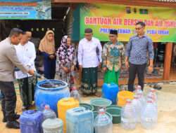 Tangani Dampak Kemarau, Polres Tuban Bersama PCNU Droping Air Bersih Untuk Warga