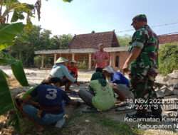 Berbaur Dengan Warga,Serma Suyono Gotong-royong Pasang Paving