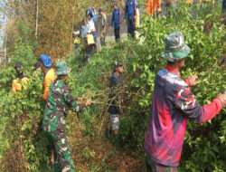 Gugah Kesadaran Masyarakat, Babinsa Ajak Warga Resik Resik Seputaran Kali PP