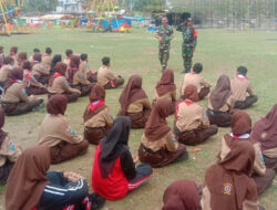 Membangun Kedisiplinan: Peltu Mualim Bimbing Siswa SMPN 1 Gandusari dalam Materi PBB di LDK OSIS 2023