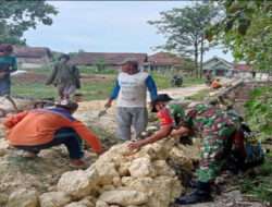 Sertu Anggoro Babinsa Koramil Mantingan Gotong Royong Bersama Warga Perbaiki Talud Jalan