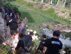 Bantu Pembangunan Talud, Anggota Koramil 0801/01 Pacitan Kerja Bakti Bersama Masyarakat