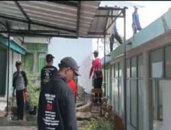 Eksis Dalam Kegiatan Di wilayah, Babinsa Koramil 0801/12 Pringkuku Bantu Perbaiki Atap Kantor Desa