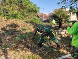 Bersama Masyarakat Babinsa Kelurahan Kerten Laksanakan Kerja Bakti Sisir Lahan Kosong
