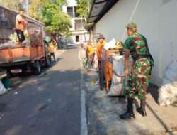 Peduli Lingkungan, Bati Bakti TNI Bersama DKP Bersihkan Sampah Warga