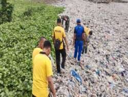 Peduli Lingkungan Aksi Nyata Satpolairud Polres Bangkalan dalam “Kamal Beach Light Up”