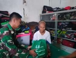 Peduli Kemanusiaan, Babinsa Jebres Bersama Linmas Bagikan Sembako Gratis Kepada Warga Kurang Mampu