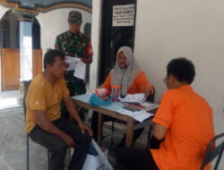 Tekan Angka Stunting, Babinsa Mlopoharjo Dampingi Penyaluran Bantuan Kepada Keluarga Rawan Stunting