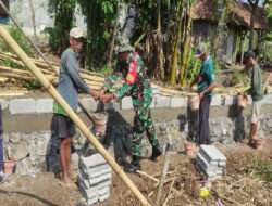 Manunggal TNI Dengan Rakyat, Babinsa Gotong Royong Buat Gudang Serba Guna