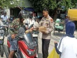 Jumat Pagi Kapolsek Simokerto Kompol Moh.Irfan bagi bagi nasi 100 kotak