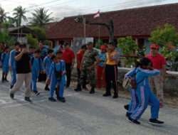 Selain Mengikuti, Personil Koramil 09/Giritontro Juga Amankan Jalan Sehat HUT PGRI