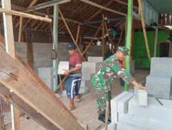 Gotong Royong TNI Dan Warga Di Batuwarno Rehab Rumah Milik Sumardi
