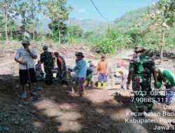 Babinsa Kodim 0802/Ponorogo Membaur Bersama Rakyat Dalam Pembangun Jembatan