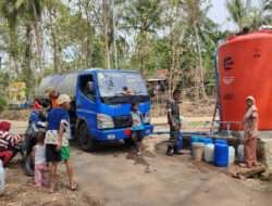 Babinsa Koramil 0806/11 Panggul Serka Suhardjo dan BPBD Trenggalek Berhasil Atasi Kekurangan Air Bersih di Tengah Kekeringan