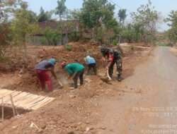 Aktif Bantu Warga, Babinsa Kodim 0802/Ponorogo Ikut Kerja Bakti Bangun Talud Jalan