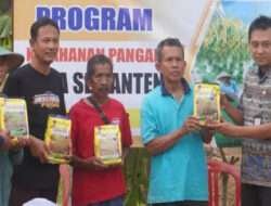 Babinsa Koramil 0801/01 Pacitan Dampingi Para Petani Menerima Bantuan Benih Padi