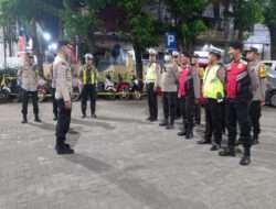 Kapolsek Simokerto Pimpin kegiatan Patroli Skala Besar Dengan Kekuatan 17 Personil