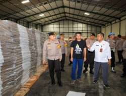 Bersama Petugas KPU dan Bawaslu, Kapolrestabes Surabaya Cek Kesiapan Pengamanan Gudang Logistik