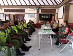 Sinergitas Babinsa Banyuanyar Bersama Bhabinkamtibmas Berikan Pembekalan Kepada Linmas