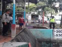 Pawas Iptu Edy Melaksanakan Pengecekan Debit Air Di Rumah Pompa