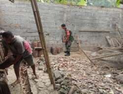 Bergerak Bersama Rakyat, Babinsa Gotong Royong Renovasi Rumah Warga