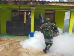 Peduli Kesehatan, Babinsa Koramil Klego Turut Serta Melaksanakan Fogging