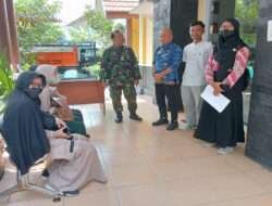 Babinsa Jayengan Bersama Linmas Menerima Study Banding Mahasiswa UMS