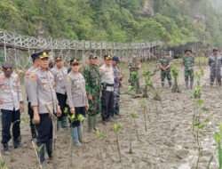 HUT Korp Brimob Ke-78 dan Polairud Ke-73, Kodim 0801/Pacitan Partisipasi Tanam Mangrove Di Pesisir Pantai